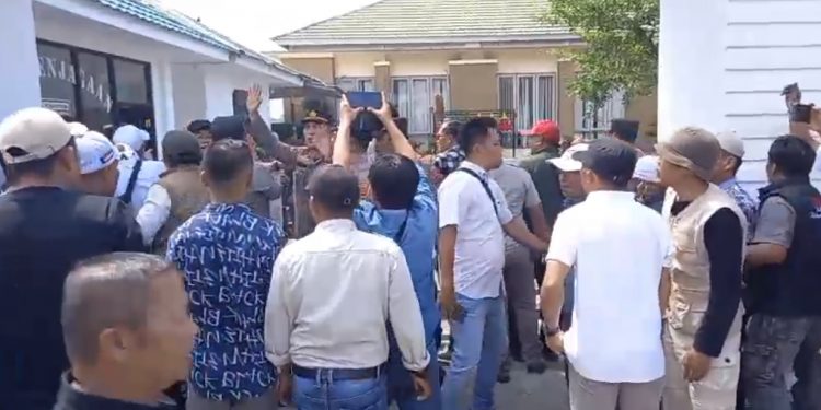 Unjuk Rasa Ricuh di Depan Kejari Sungai Penuh, Oknum Jaksa Diduga Pukul Pendemo