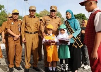 Launching Program Unggulan, Wako Alfin Salurkan Seragam Sekolah Gratis
