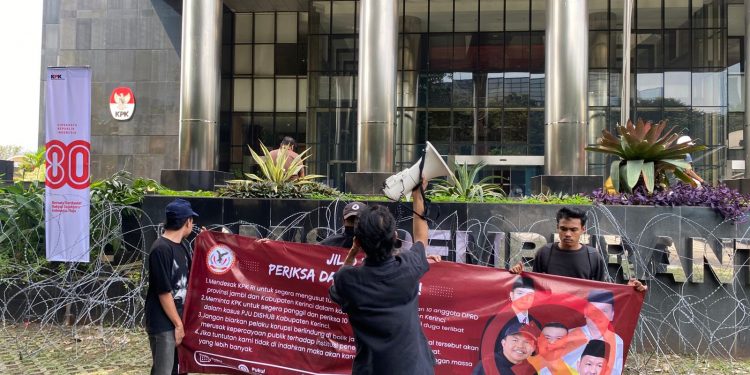 Aksi di Gedung KPK Sorot Skandal Korupsi PJU Kerinci, Arwiyanto, Edminuddin, Amrizal, Boy Edward dan Irwandri, Foto Legislatif Disilang Merah Jadi Simbol Perlawanan