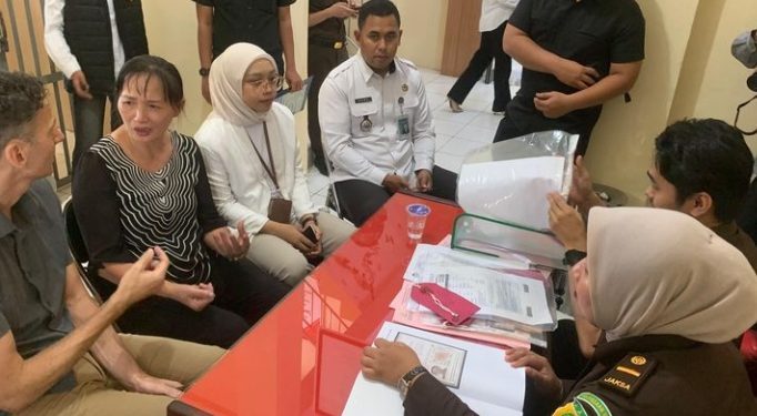 Berjualan di Pasar, WNA Tiongkok Ditahan di Sungai Penuh