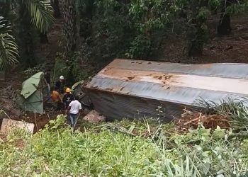 Truk Tronton Rem Blong Terjun ke Jurang 10 Meter di Kerinci