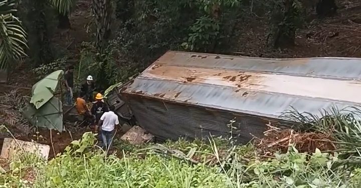 Truk Tronton Rem Blong Terjun ke Jurang 10 Meter di Kerinci