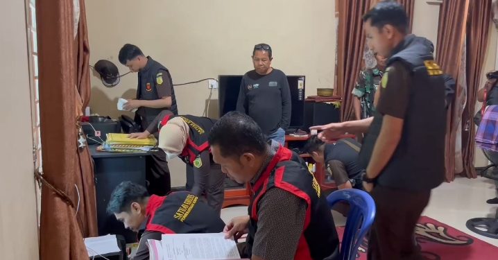 Kejari Sita Laptop beserta Dokumen dari Rumah dan Kantor Kades Muara Hemat
