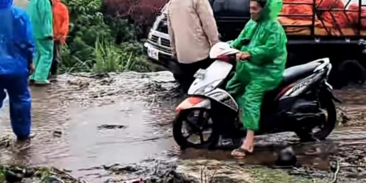 Banjir Bandang di Tangkil Ganggu Jalan Nasional