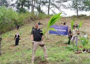 Imigrasi Kerinci Tanam 100 Bibit Kelapa Bersama Warga Sungai Penuh