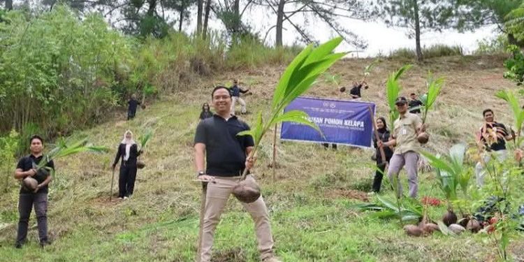 Imigrasi Kerinci Tanam 100 Bibit Kelapa Bersama Warga Sungai Penuh