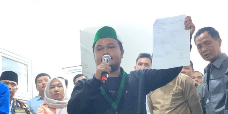 HMI dan PMII Kerinci-Sungai Penuh Geruduk Gedung DPRD Kabupaten Kerinci 