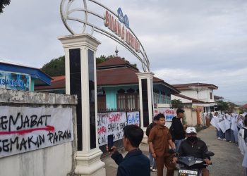 Ratusan Siswa SMAN 6 Kerinci Protes Kepemimpinan Azwardi