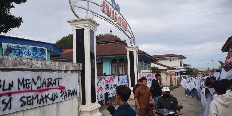 Ratusan Siswa SMAN 6 Kerinci Protes Kepemimpinan Azwardi