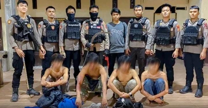 Preman Bersenjata Tajam Diamankan Polisi di Depan Hotel Jambi