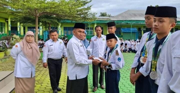 17 Siswa MTsN 1 Sungai Penuh Sabet Medali di Kejuaraan Taekwondo dan Silat