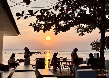 Moana Beach Cafe Sukabumi: Menu Lengkap, Harga Terjangkau, dan Spot Instagramable di Ujung Genteng
