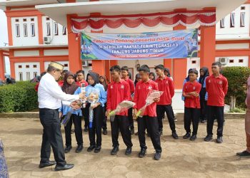 Penuhi Janji, H. Bakri Serahkan Bantuan Paket Fasilitas Olahraga ke SR Tanjab Timur