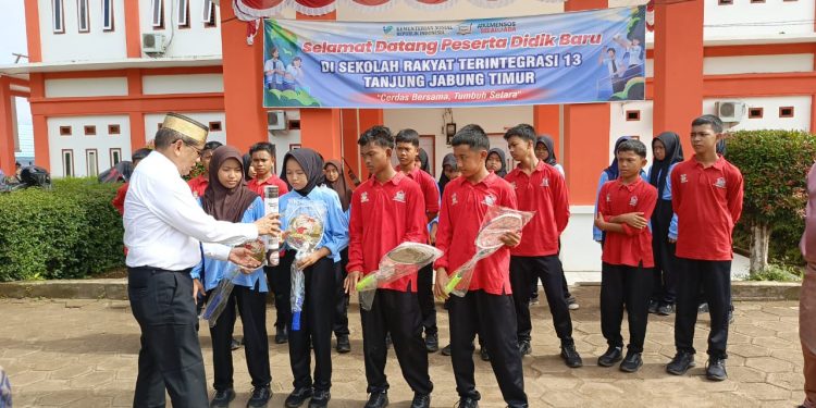 Penuhi Janji, H. Bakri Serahkan Bantuan Paket Fasilitas Olahraga ke SR Tanjab Timur