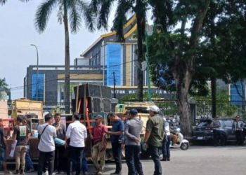 Ratusan Sopir Material Demo di Tugu Keris Kota Jambi, Ini Tuntutannya