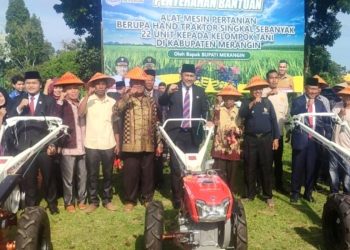 Bupati Merangin Serahkan 22 Unit Handtraktor ke Petani