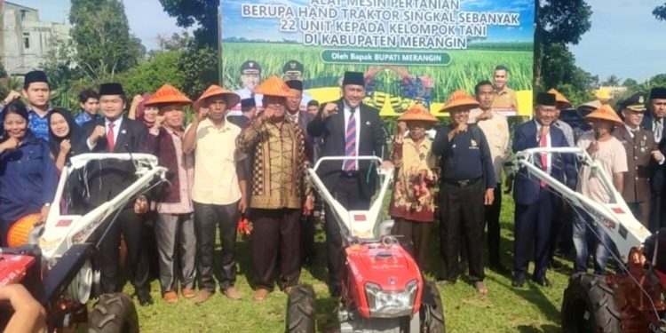 Bupati Merangin Serahkan 22 Unit Handtraktor ke Petani