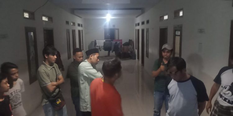 Sepasang Mahasiswa Digerebek Warga di Kos Padang, Diduga Berbuat Asusila