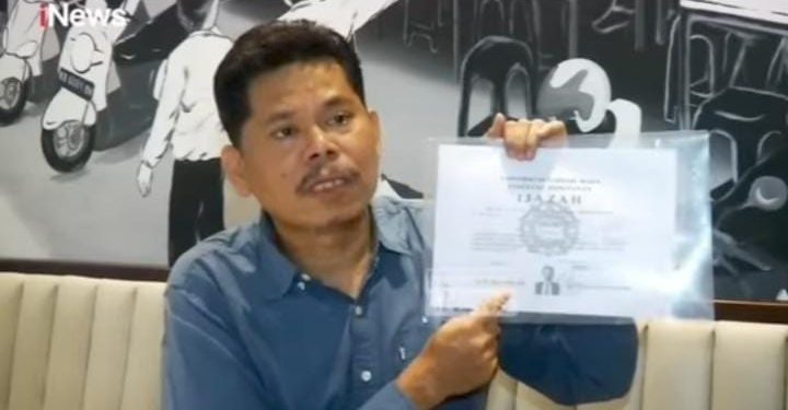 Salinan Ijazah Jokowi Resmi Diterima Bonatua dan Roy Suryo dari KPU
