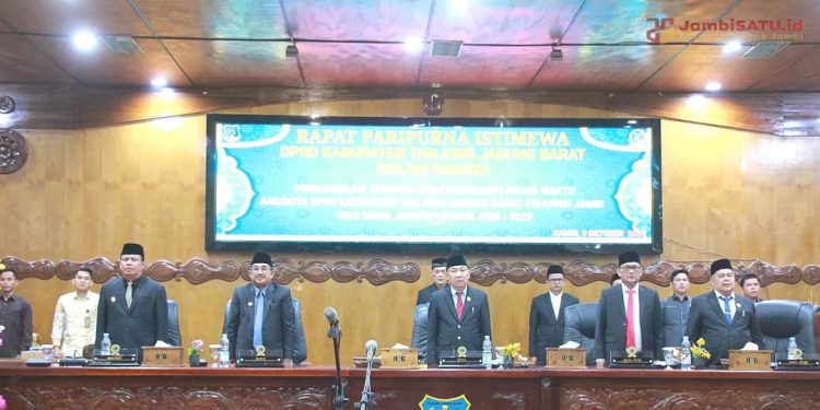Bupati Anwar Sadat Hadiri Rapat Paripurna Istimewa PAW DPRD Tanjab Barat