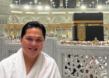 Jelang Timnas Indonesia vs Irak, Erick Thohir Sujud dan Berdoa di Depan Ka'bah