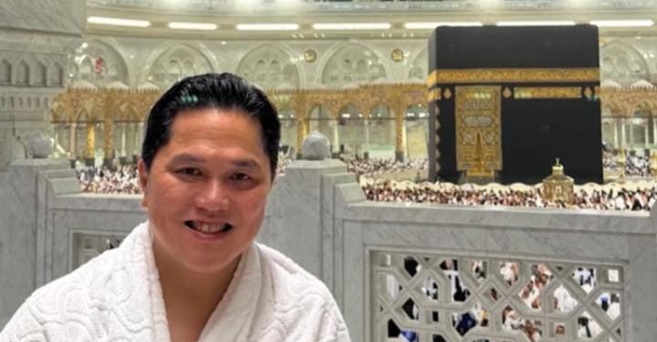 Jelang Timnas Indonesia vs Irak, Erick Thohir Sujud dan Berdoa di Depan Ka'bah