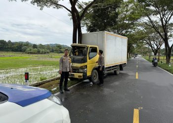 Truk Tabrak Pohon di Kerinci, Sopir Diduga Mengantuk dan Tak Punya SIM