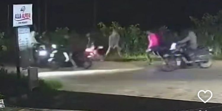 Aksi Brutal di Jambi, Pria Dikeroyok di Tengah Jalan Saat Malam Hari