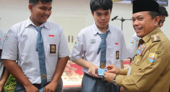penyerahan dana dumisake pendidikan oleh gubernur jambi