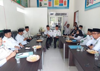 pertemuan pengurus persatuan guru madrasah swasta kerinci lakukan pertemuan denagn kepala kementerian agama kerinci H. PAHRIZAL, S.AG,.MM Dikantor Kemenag Kerinci