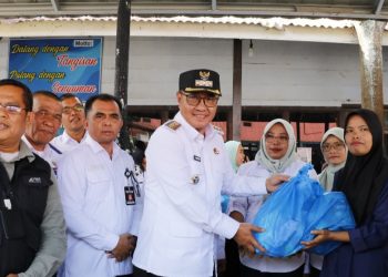 penyerahan bantuan di dinas sosial oleh wali kota sungai penuh alfin