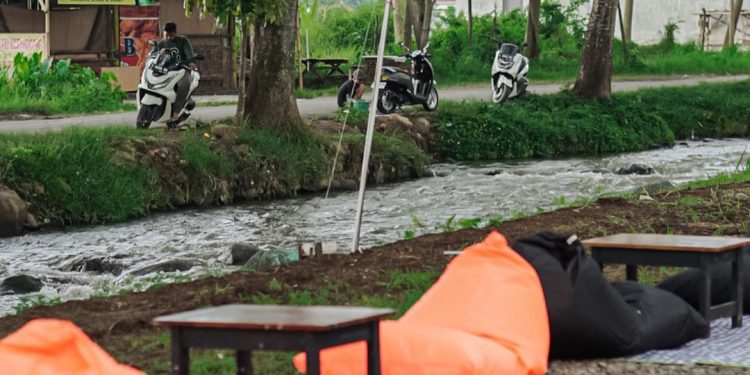 Sungai Space Kopi dan Resto Tegal: Sensasi Nongkrong di Tepi Sungai yang Estetik dan Adem Banget!