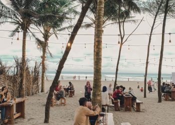 Teal and Yellow Cilacap: Surga Nongkrong di Tepi Pantai dengan Nuansa Tropis dan Senja Romantis