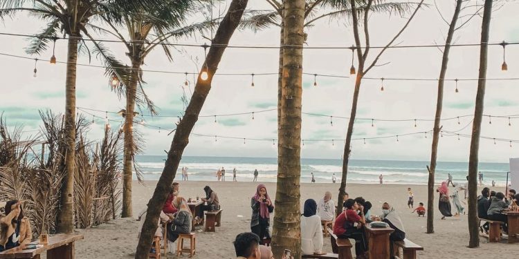 Teal and Yellow Cilacap: Surga Nongkrong di Tepi Pantai dengan Nuansa Tropis dan Senja Romantis
