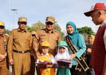 Pemkot Sungai Penuh Kembali Salurkan Seragam Sekolah Gratis