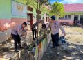 Brimob Bantu Bersihkan SDN 109 Lubuk Suli Pasca Banjir