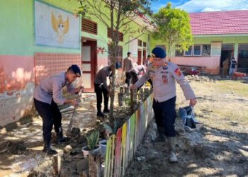 Brimob Bantu Bersihkan SDN 109 Lubuk Suli Pasca Banjir