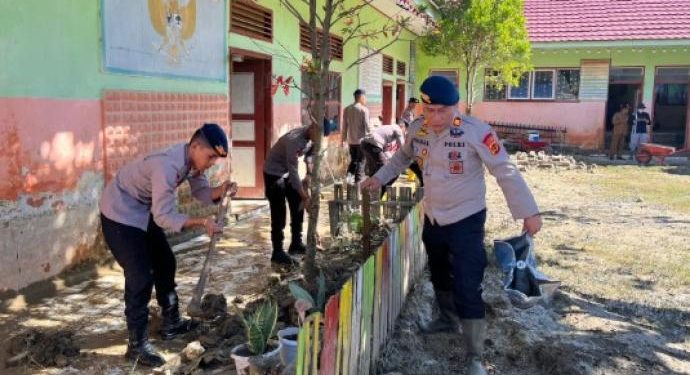 Brimob Bantu Bersihkan SDN 109 Lubuk Suli Pasca Banjir