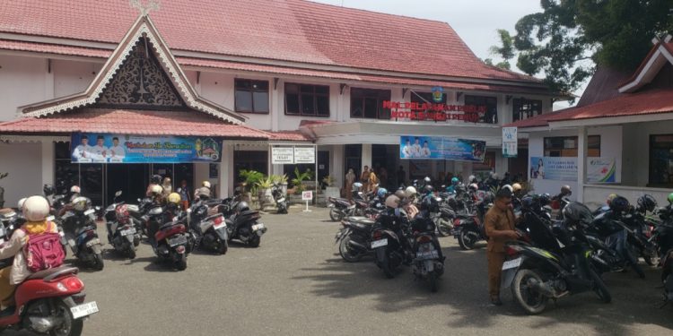 ASN dan PPPK Padati PTSP Tarik Gaji Manual