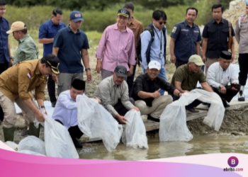 PT KMH dan Gubernur Jambi Tebar Benih Ikan di Danau Kerinci