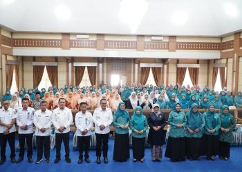 Ketua TP PKK Provinsi Jambi Hj. Hesnidar Haris, SE (Hesti Haris) saat menghadiri Sosialisasi Gerakan Jambi Bersholawat di Sungai Penuh