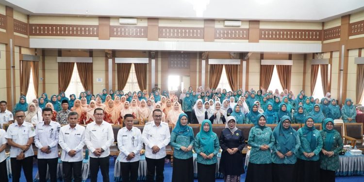 Ketua TP PKK Provinsi Jambi Hj. Hesnidar Haris, SE (Hesti Haris) saat menghadiri Sosialisasi Gerakan Jambi Bersholawat di Sungai Penuh