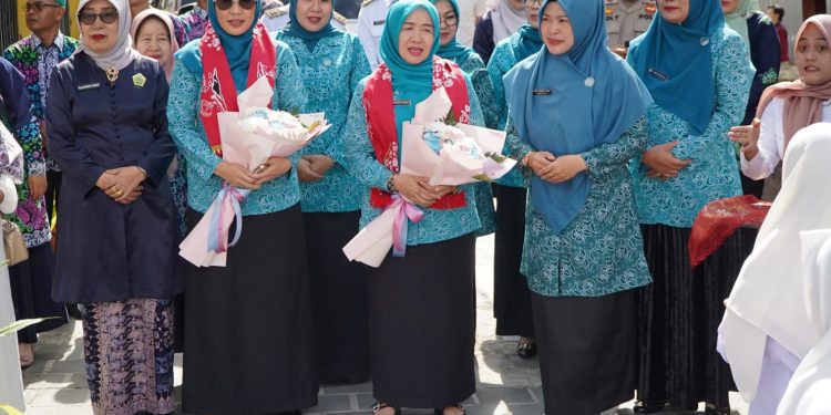 Tinjau 10 Program Pokok PKK di Desa Pondok Agung, Hj. Hesti Haris Apresiasi Kreativitas Ibu-Ibu