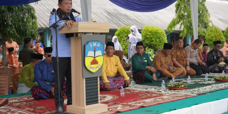 Gubernur Al Haris Apresiasi Penyerahan Murid Baru Secara Adat Melayu Jambi di SMA Negeri 1 Muaro Jambi