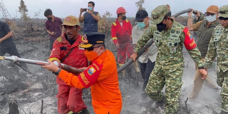 Gubernur Al Haris Berjibaku Padamkan Karhutla di Muaro Jambi, Dorong Masyarakat Manfaatkan Program PLTB